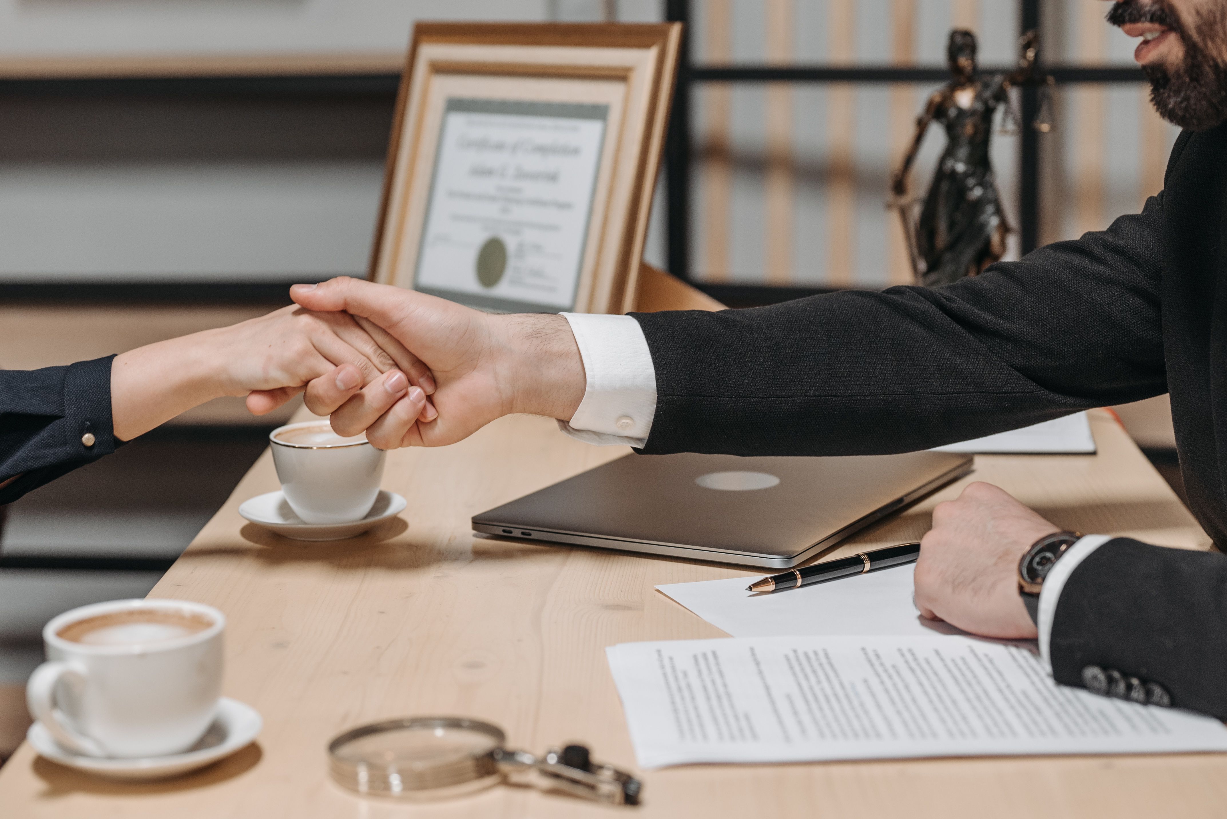 Equipo de abogados corporativos asesorando empresas